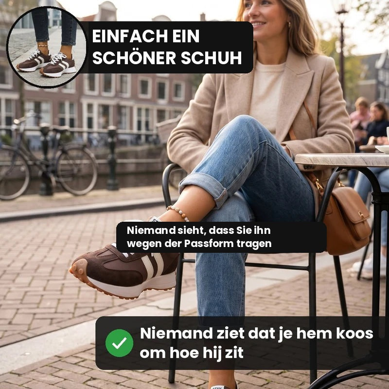 Frau im Straßencafé an einer Gracht mit dem Fleureva Retro-Damensneaker in Braun