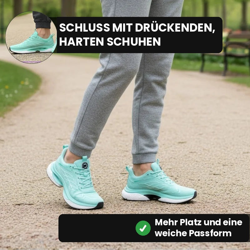 Hellgrüne NordStep® Sneaker auf einem Parkweg