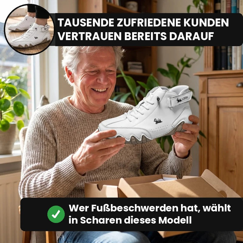 Lächelnder Mann packt weiße Barevo Schuhe aus