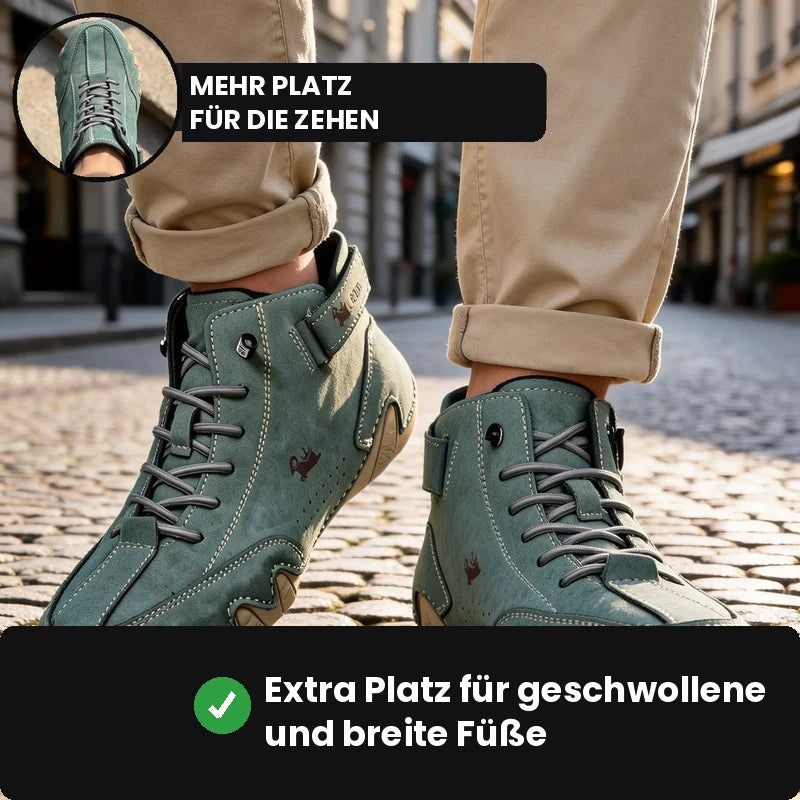 Barevo orthopädische Schuhe in Grün beim Gehen auf Kopfsteinpflaster
