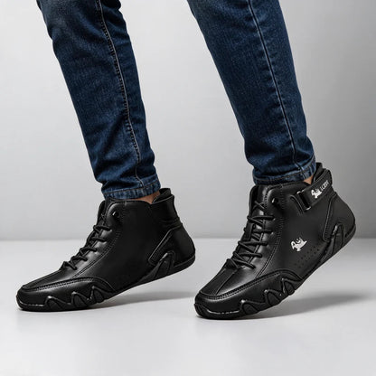 Barevo orthopädische Schuhe in Schwarz, am Fuß getragen