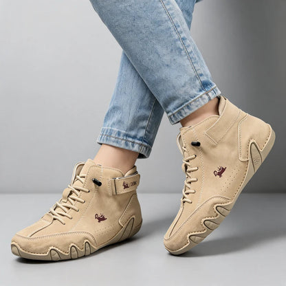 Barevo orthopädische Schuhe in Khaki, am Fuß getragen