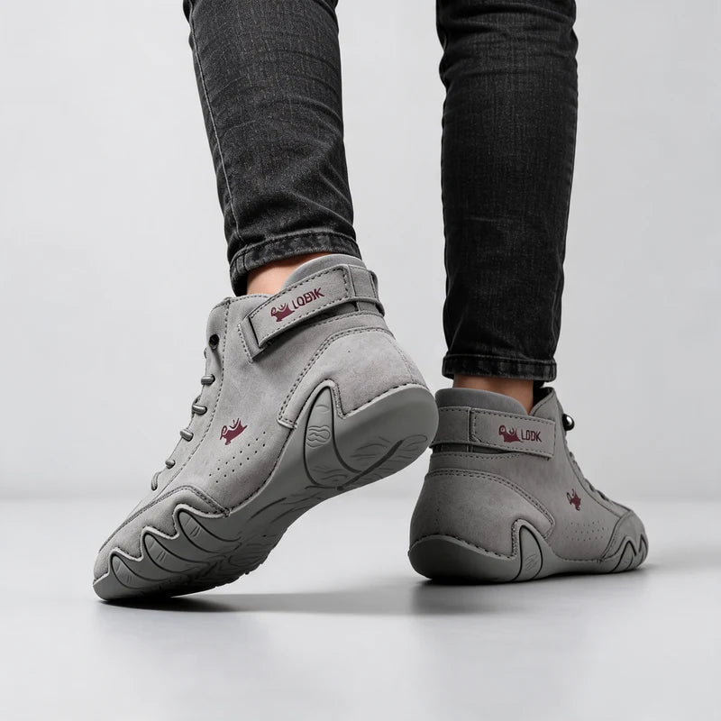 Barevo orthopädische Schuhe in Grau, am Fuß getragen