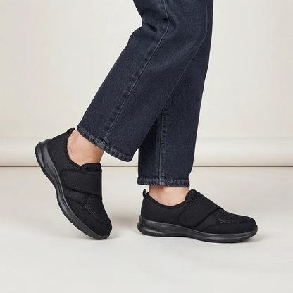 Breedevo verstellbare Komfortschuhe in Schwarz, am Fuß getragen