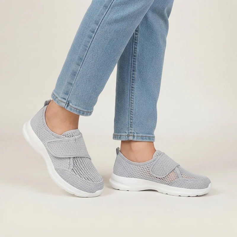 Breedevo verstellbare Komfortschuhe in Hellgrau, am Fuß getragen