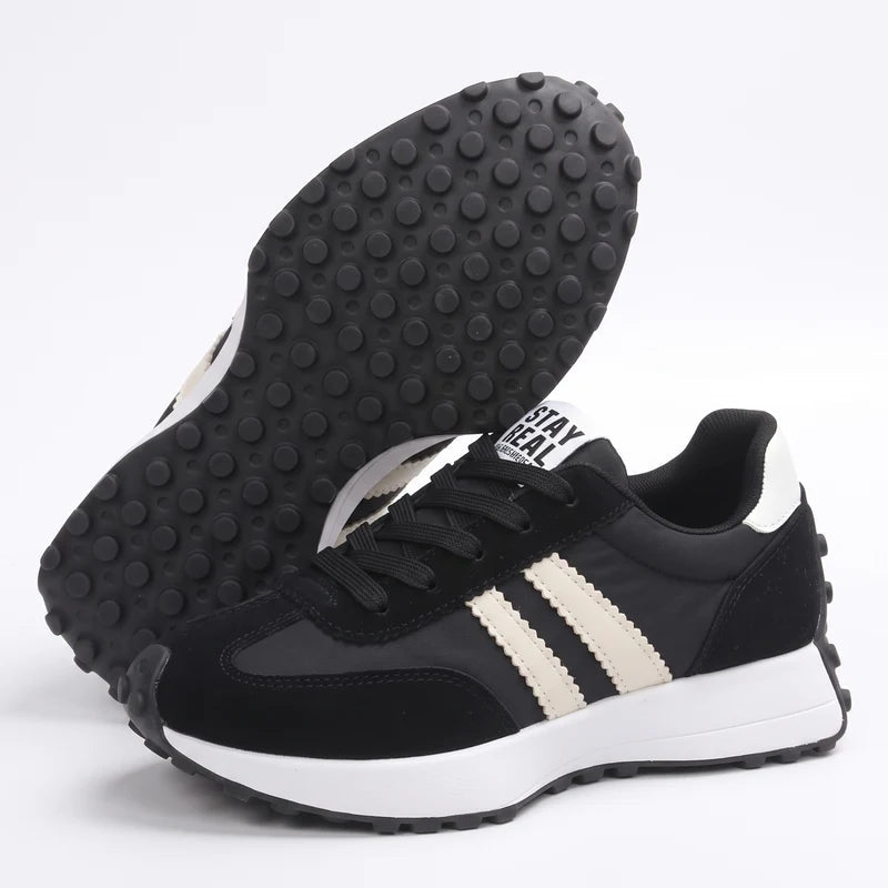 Fleureva Retro-Damensneaker in Schwarz, Seitenansicht mit Sohle