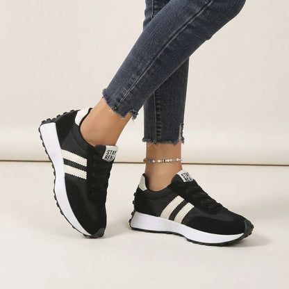 Fleureva Retro-Damensneaker in Schwarz, am Fuß getragen