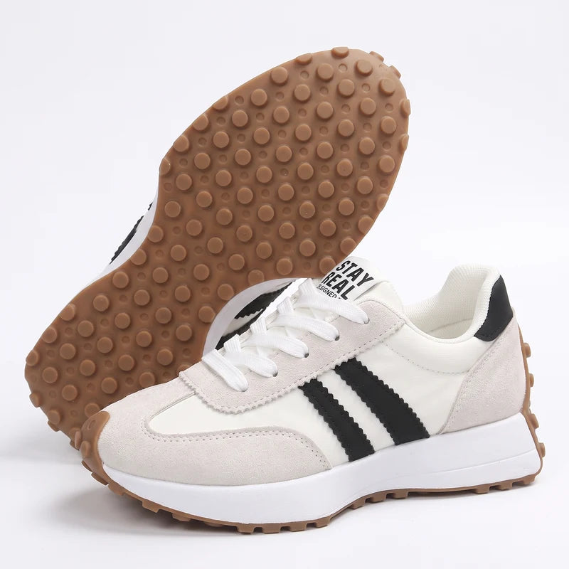 Fleureva Retro-Damensneaker in Weiß, Seitenansicht mit Sohle
