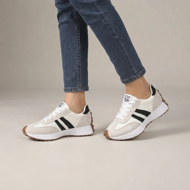 Fleureva Retro-Damensneaker in Weiß, am Fuß getragen