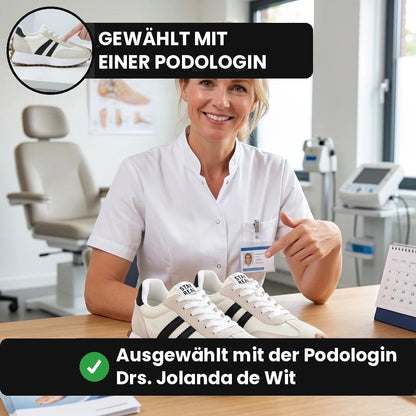 Podologin in ihrer Praxis mit dem Fleureva Retro-Damensneaker in Weiß
