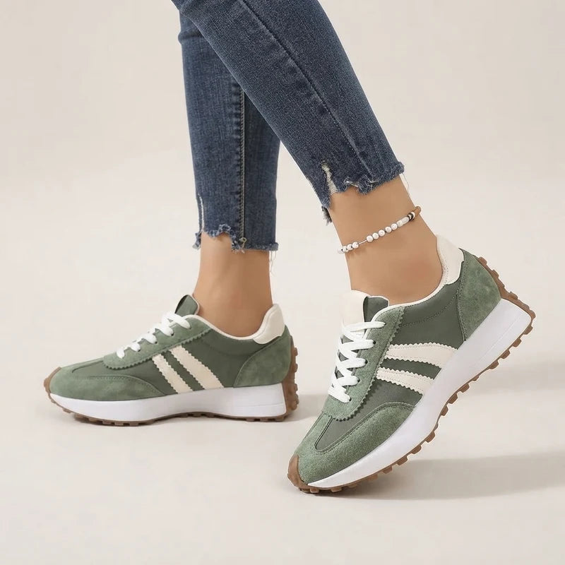 Fleureva Retro-Damensneaker in Grün, am Fuß getragen