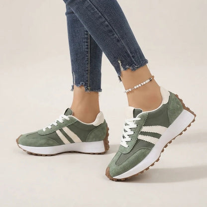 Fleureva Retro-Damensneaker in Grün, am Fuß getragen