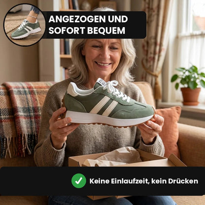Lächelnde Frau packt den Fleureva Retro-Damensneaker in Grün aus