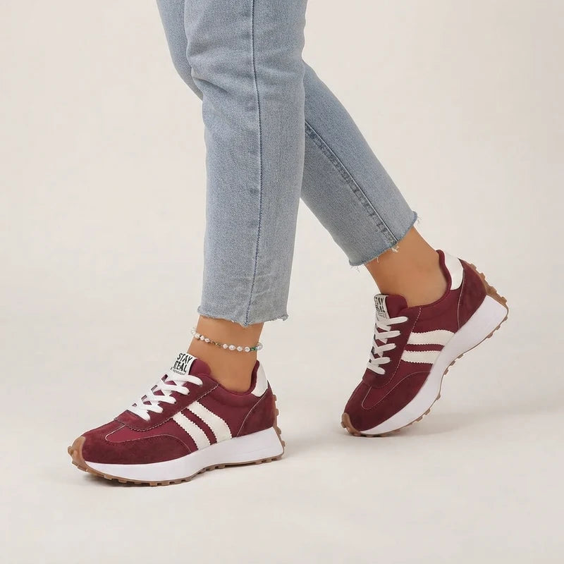 Fleureva Retro-Damensneaker in Rot, am Fuß getragen