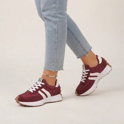Fleureva Retro-Damensneaker in Rot, am Fuß getragen