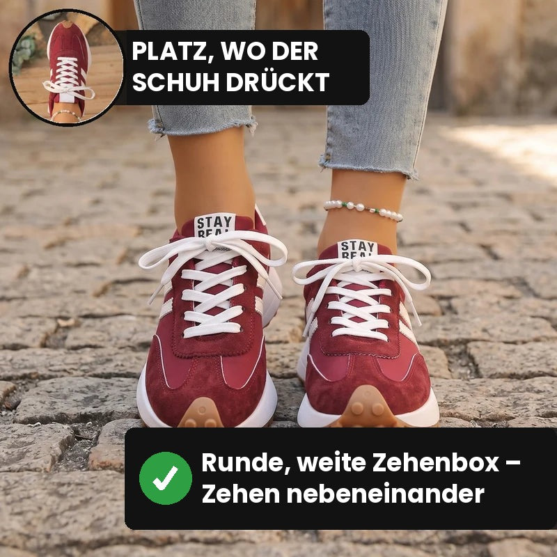 Fleureva Retro-Damensneaker in Rot von vorn, auf Kopfsteinpflaster