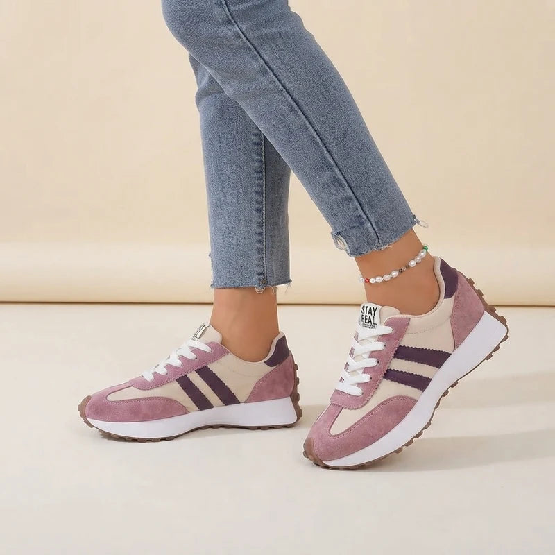 Fleureva Retro-Damensneaker in Rosa, am Fuß getragen