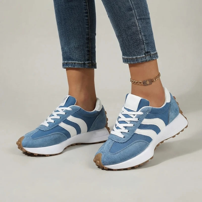Fleureva Retro-Damensneaker in Blau, am Fuß getragen