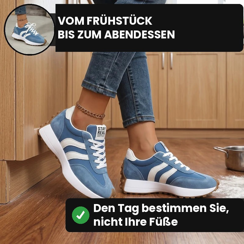 Fleureva Retro-Damensneaker in Blau, getragen in der Küche
