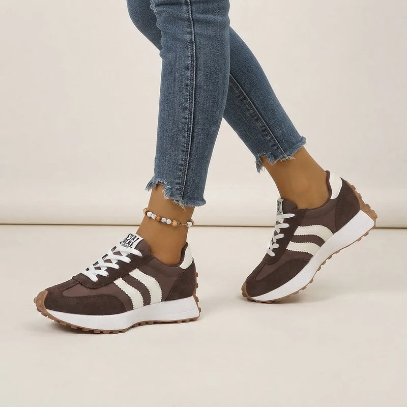 Fleureva Retro-Damensneaker in Braun, am Fuß getragen