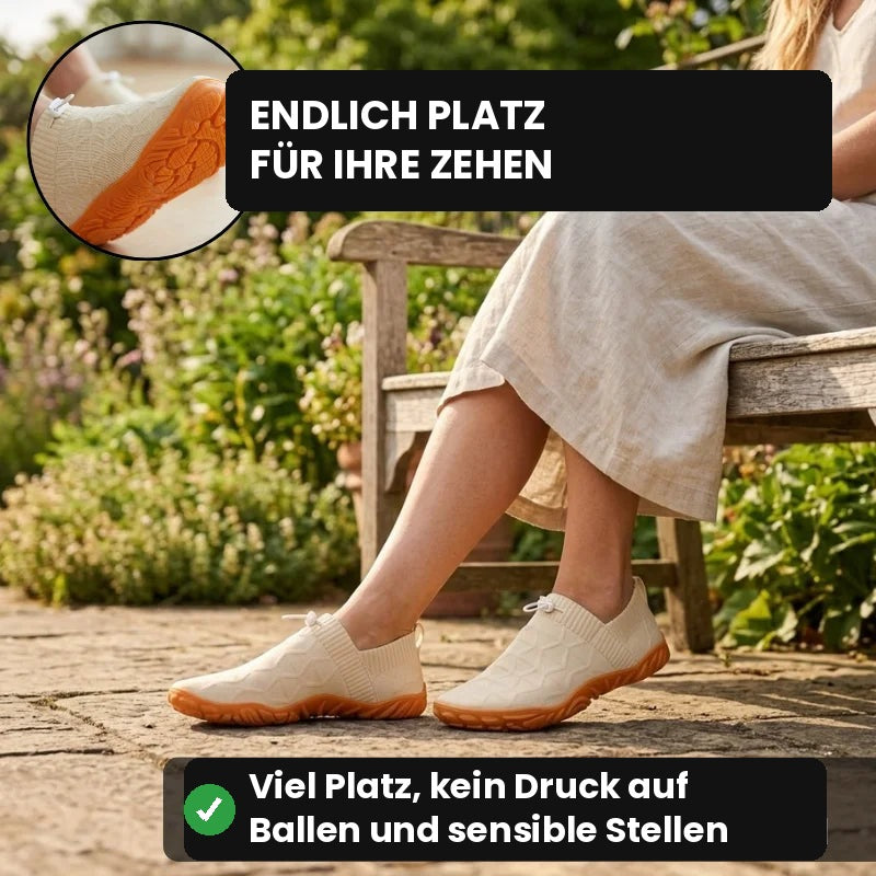 Frau sitzt auf einer Gartenbank und trägt beige Glidevo Slipper