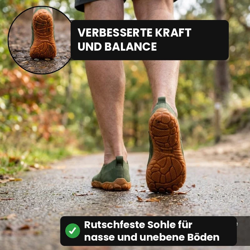 Person geht in olivgrünen Glidevo Slippern über einen nassen Waldweg
