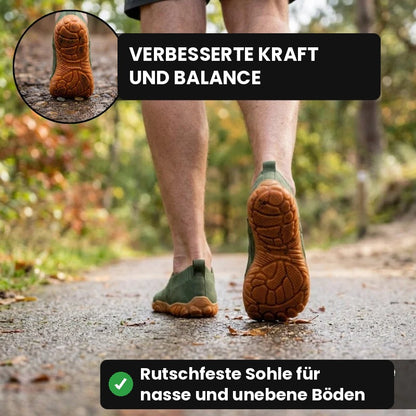 Person geht in olivgrünen Glidevo Slippern über einen nassen Waldweg