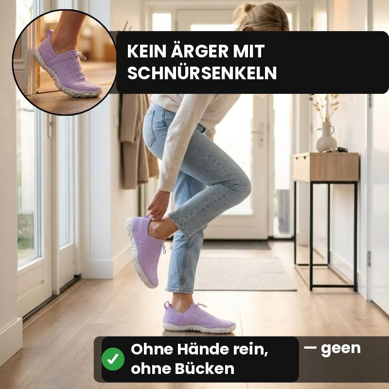 Frau schlüpft im Flur in lila Glidevo Slipper