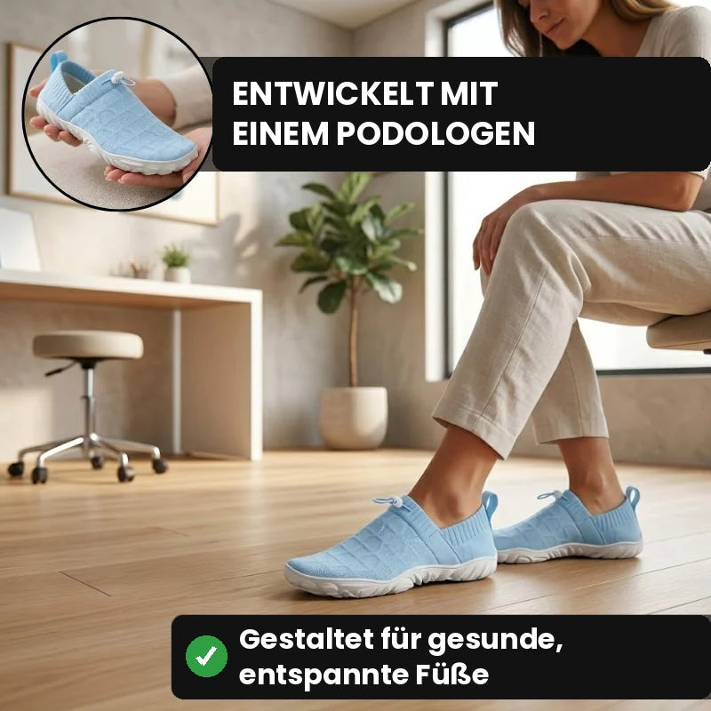 Frau in einer Praxis mit hellblauen Glidevo Slippern
