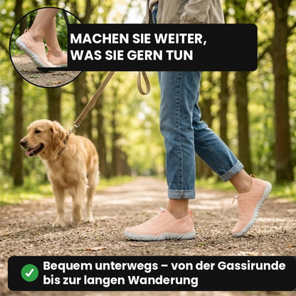 Frau geht in rosa Glidevo Slippern mit ihrem Hund im Wald spazieren