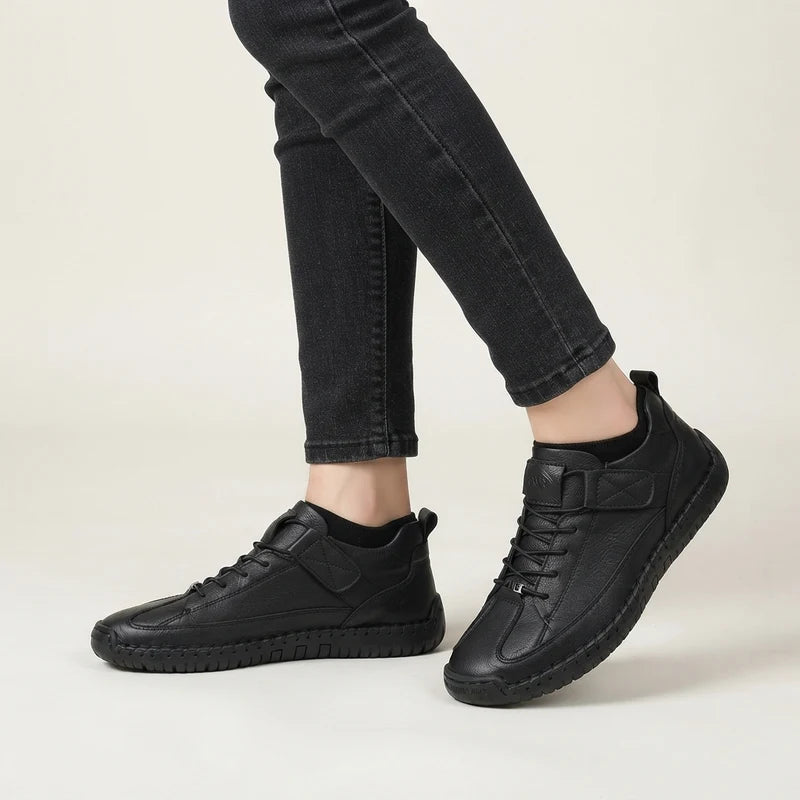 MayFit Slip Slip-on-Sneaker in Schwarz, beim Gehen getragen