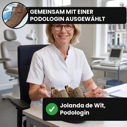 Podologin in der Praxis zeigt den MayFit Slip in Khaki