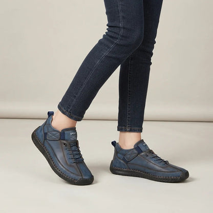MayFit Slip Slip-on-Sneaker in Blau, beim Gehen getragen