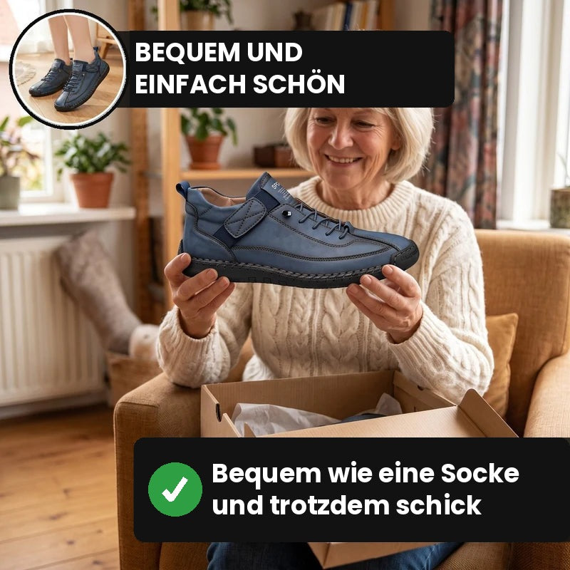 Ältere Frau packt den MayFit Slip in Blau im Wohnzimmer aus