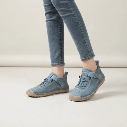 MayFit Slip Slip-on-Sneaker in Hellblau, am Fuß getragen