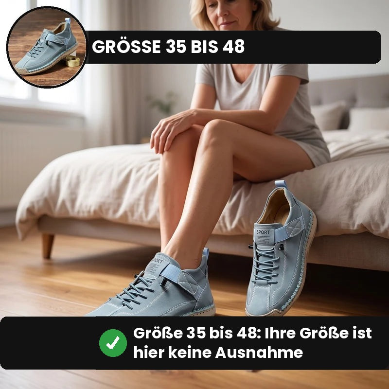 Frau auf der Bettkante mit dem MayFit Slip in Hellblau
