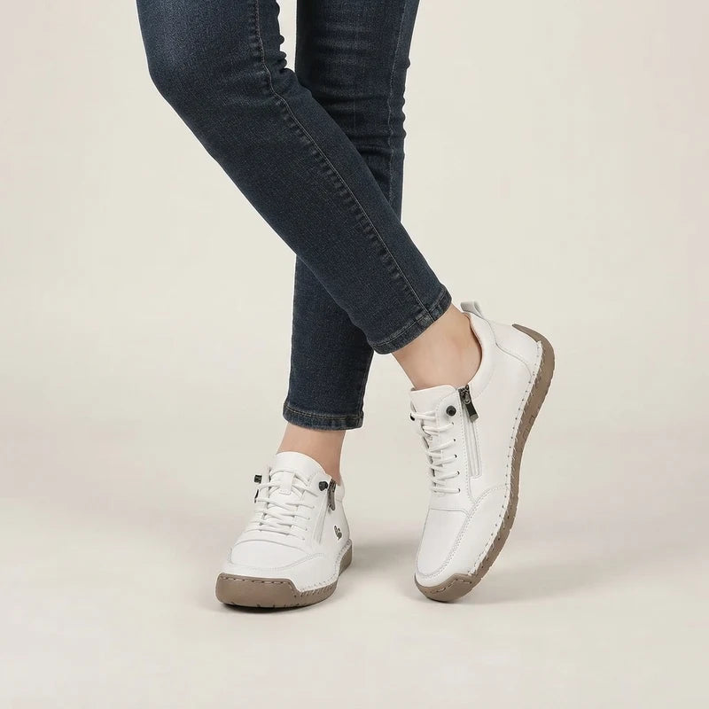 MayFit Zip Komfort-Sneaker in Weiß, am Fuß getragen