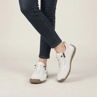 MayFit Zip Komfort-Sneaker in Weiß, am Fuß getragen
