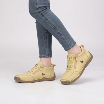 MayFit Zip Komfort-Sneaker in Gelb, am Fuß getragen