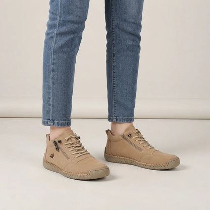 MayFit Zip Komfort-Sneaker in Beige, am Fuß getragen