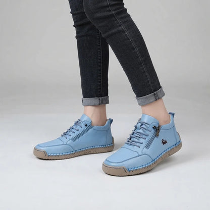 MayFit Zip Komfort-Sneaker in Hellblau, am Fuß getragen