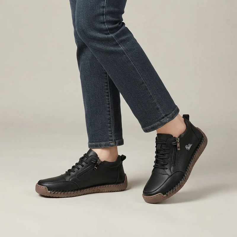 MayFit Zip Komfort-Sneaker in Schwarz, am Fuß getragen