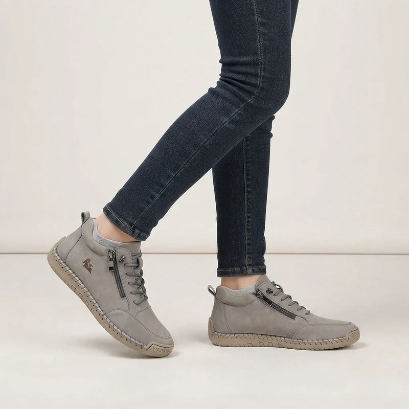 MayFit Zip Komfort-Sneaker in Hellgrau, am Fuß getragen