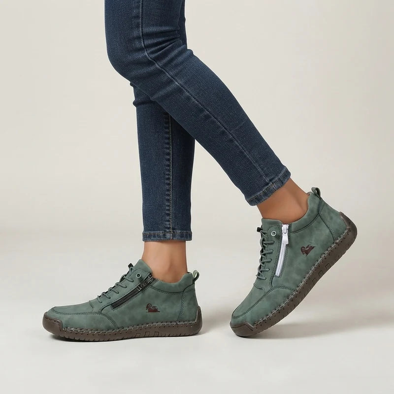 MayFit Zip Komfort-Sneaker in Grün, am Fuß getragen