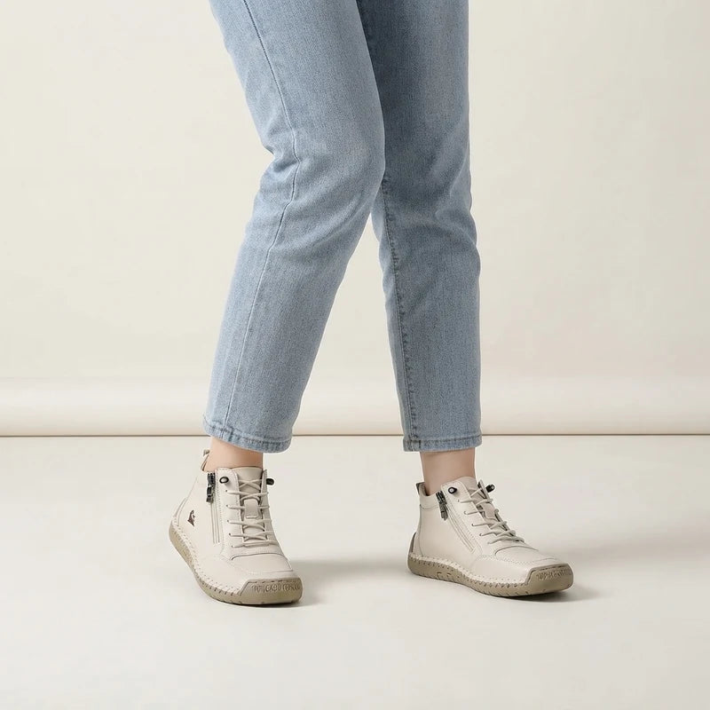 MayFit Zip Komfort-Sneaker in Creme, am Fuß getragen