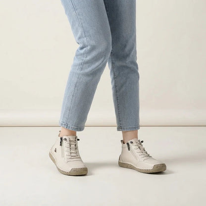 MayFit Zip Komfort-Sneaker in Creme, am Fuß getragen