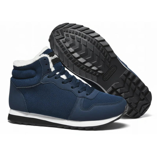 Nord Peak® Winterschuh in Blau mit Plüschfutter, daneben die Sohle mit tiefem Profil