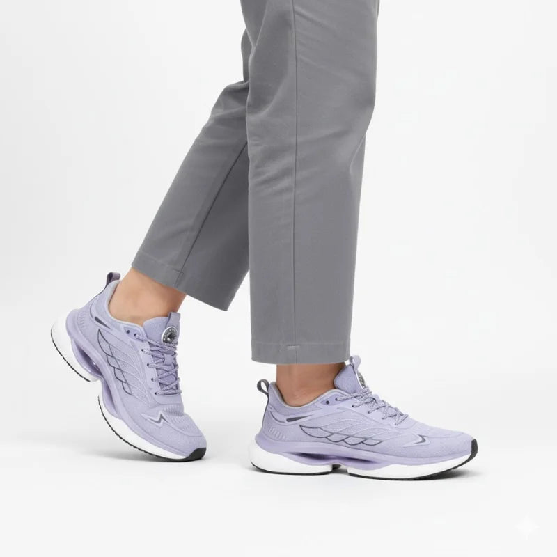 Lila NordStep® Sneaker beim Gehen, getragen zur grauen Hose