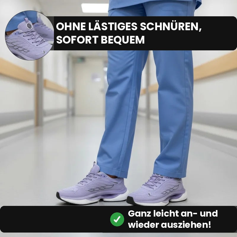 Lila NordStep® Sneaker im Klinikflur, getragen zur blauen Arbeitshose