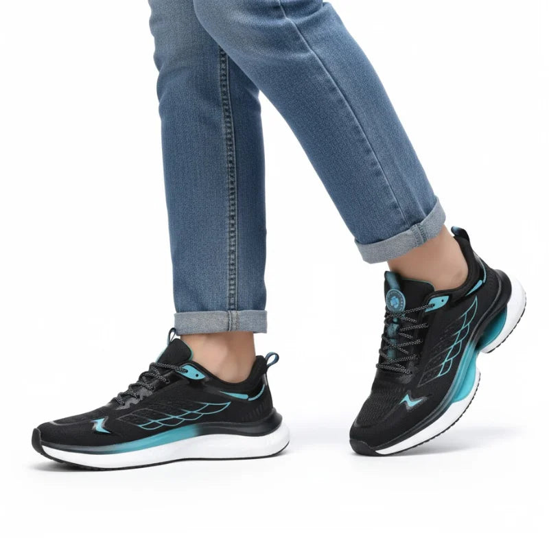 Schwarze NordStep® Sneaker beim Gehen, getragen zur Jeans